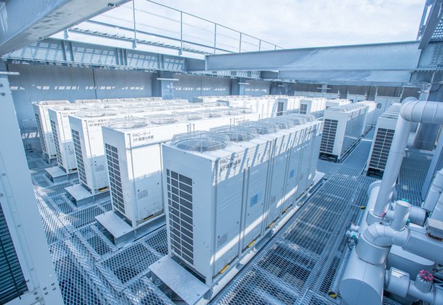 ビル屋上に設置されたビル用マルチエアコンの室外機